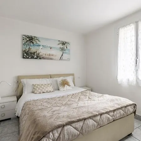Apartment Fronte Mare Con Giardino Pietra Ligure
