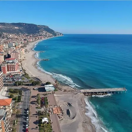 Fronte Mare Con Giardino Pietra Ligure